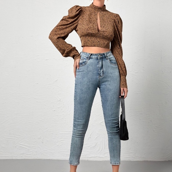 Sexy open back polka dot puff sleeve crop top - Picture 2 of 5